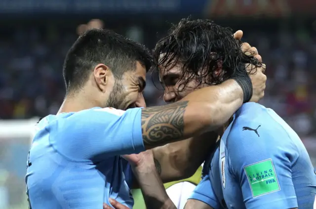 Suárez y Cavani se abrazan, dos jugadores que nacieron en la misma ciudad y con pocas semanas de diferencia.
