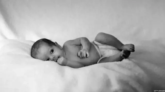 ਤੌਲੀਏ ਉੱਪਰ ਪਿਆ ਬੱਚਾ