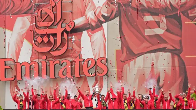 Iwaju papa iṣire nla Emirate