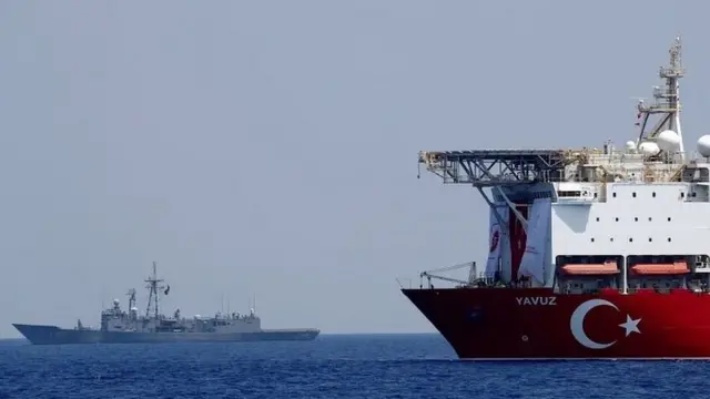 तुर्की के एक खनन जहाज़ की रक्षा करता युद्धपोत