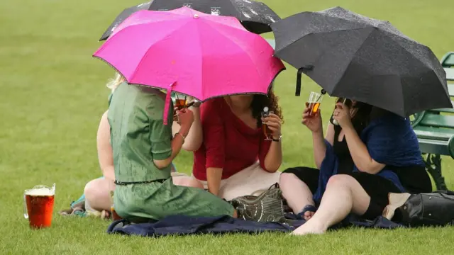 Британцы выпивают больше теплым летом, чем промозглой зимой