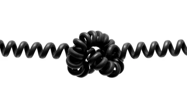 Даже низковольтный телефонный провод вызывает у Куинн Нортон покалывание в пальце