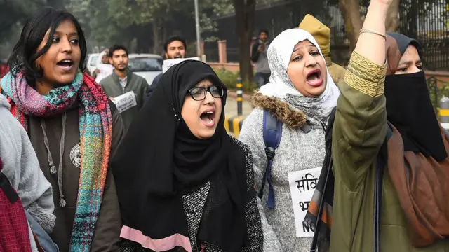 વિરોધ કરતી યુવતીઓ