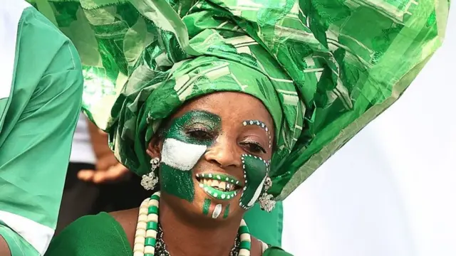 Un supporter du Nigeria applaudit avant le match de football du groupe D de la Coupe d'Afrique des Nations (CAN) 2021 entre le Nigeria et l'Egypte au Stade Roumde Adjia à Garoua, le 11 janvier 2022.