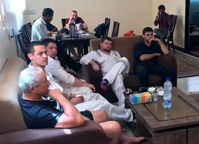 طاقم الناقلتين