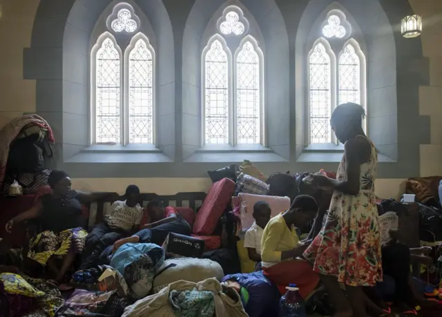 Abimukira bari baragiye muri Afurika y'Epfo ubu bahungiye mu rusengero rw'aba-Methodiste muri Cape Town kuwa gatanu. Bifuza ko bajyanwa mu kindi gihugu kubera ibikorwa by'urugomo ku banyamahanga muri iki gihugu