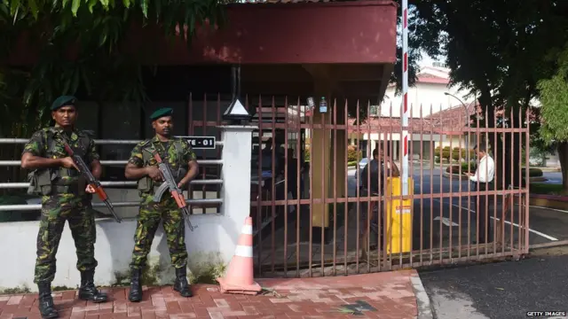 මහින්ද රාජපක්ෂ නව අගමැතිවරයා ලෙස දිවුරුම් දීමෙන් අනතුරුව ශ්‍රී ලංකා රූපවාහිනී සංස්ථාවේ ආරක්ෂාව තර කොට තිබුණ අයුරු