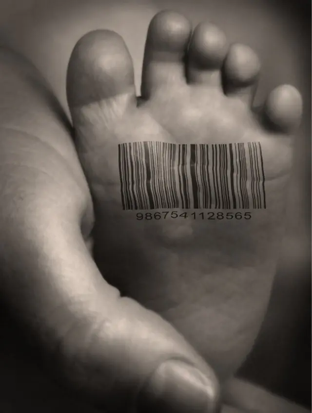 Pie de bebé marcado con código de barras