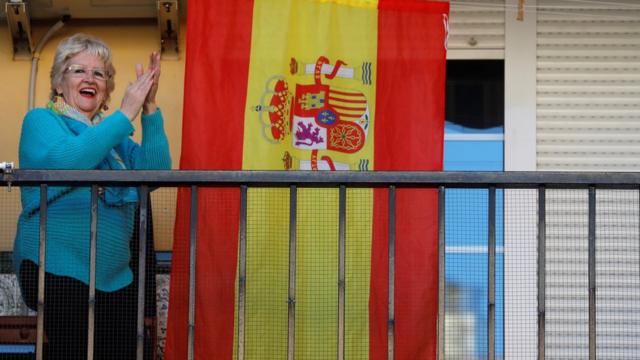 woman applauds medics in Ronda