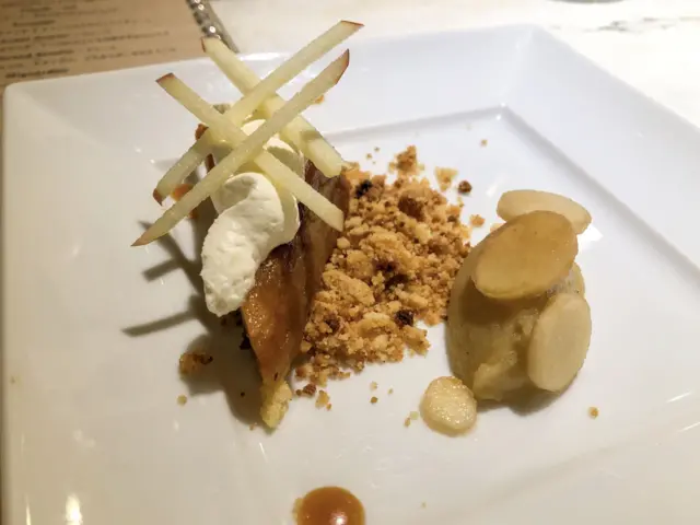 フルプロ農園のリンゴ「サンふじ」をあしらったデザート（クレールマリさん作）