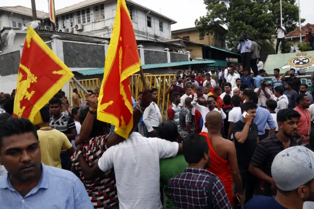 ဘုန်းကြီးထောင်က လွတ်လာတာကို ထောင်ရှေ့က လာကြိုနေသူများ