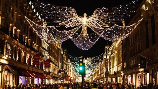 На Оксфорд стрит все же удалось создать праздничную атмосферу