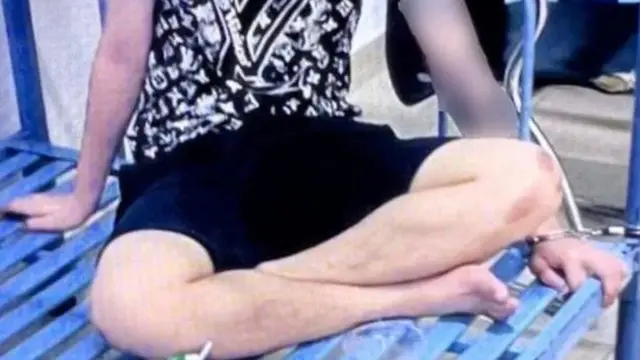 వియత్నాంకు చెందిన వ్యక్తిని ఇనుప మంచానికి కట్టేసి విద్యుత్ షాక్ ఇచ్చినట్లుగా మోకాళ్లపై గాయాలు కనిపిస్తున్నాయి