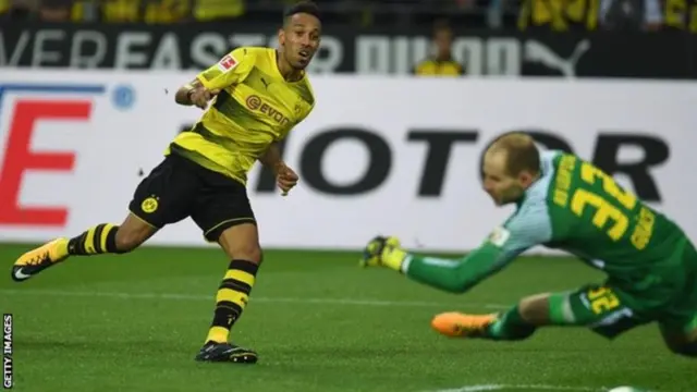 Pierre-Emerick Aubameyang(kushoto)