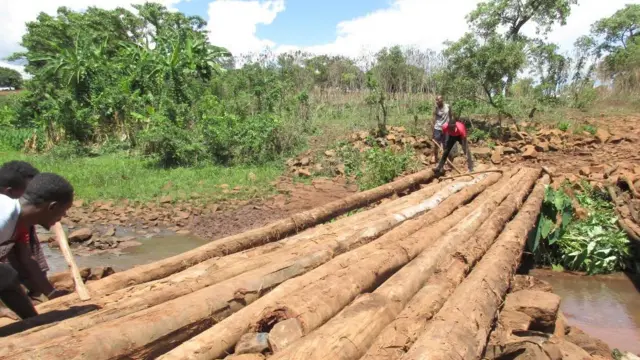 பாலம் அமைக்கும் பணி