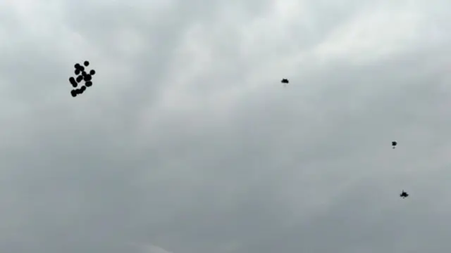 కాంగ్రెస్ పార్టీ నాయకులు ఎగరేసిన బెలూన్లు