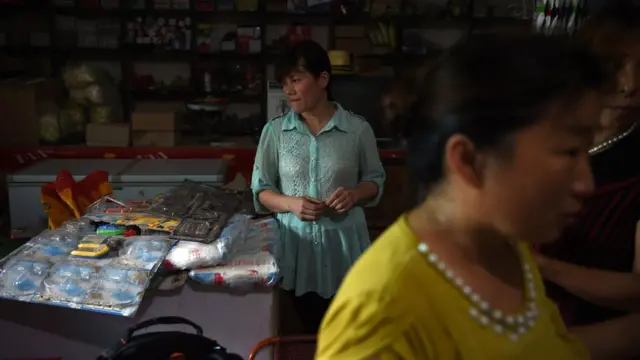 เหงียน ธิ หั่ง เป็น 1 ใน 20 ภรรยาชาวเวียดนาม ในหมู่บ้านเล็ก ๆ ของมณฑลเหอหนาน ไม่ทราบชัดว่าเธอเป็นเหยื่อค้ามนุษย์ หรือสมยอม แต่ชีวิตของเธอไม่ได้มีความสุขนัก