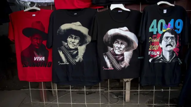Camisetas alusivas al 40 aniversario de la revolución nicaragüense