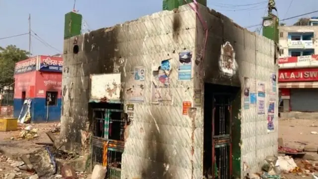 भजनपुरा में जलाई गई मज़ार