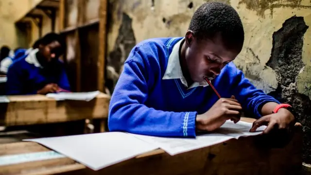 un élève passant un examen