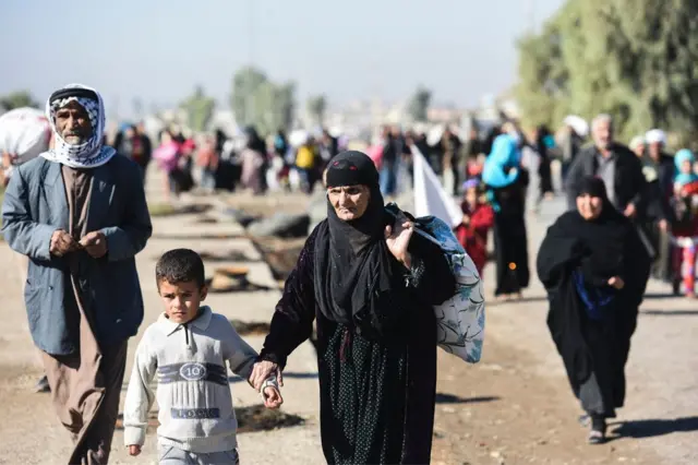 Người dân ở Mosul đi tìm các trại tạm dung