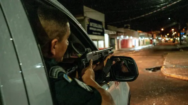 Policial militar durante patrulha