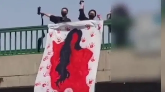 خارطة إيران ملطخة بالدماء.