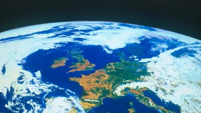 Faire preuve de créativité avec les vêtements que l'on possède, plutôt que de toujours en acheter de nouveaux, permet de préserver l'environnement