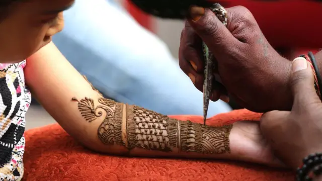 இந்திய நிர்வாகத்தில் உள்ள காஷ்மீர் பகுதியில் தியாகத் திருநாளை ஒட்டி, கையில் அழகிய கோலம் போல மருதாணி வைத்துக்கொள்ளும் பெண்.