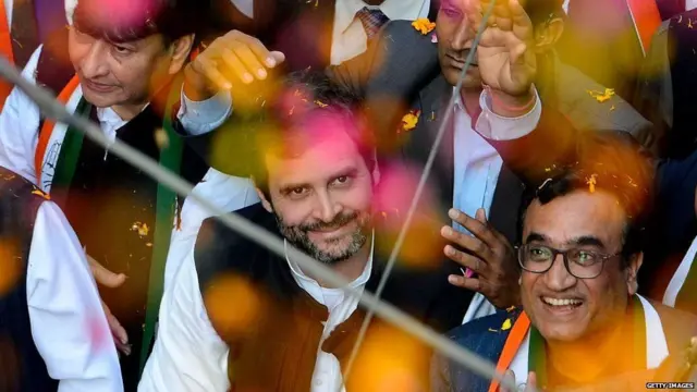 ઉજવણીનો ભાગ બનેલા રાહુલ ગાંધી અને અજય માકન