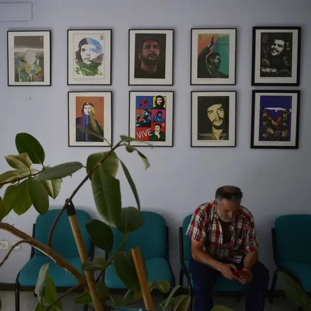 منتقدان چه گوارا می‌گویند در کنار تصاویر متعدد از این چهره انقلاب کوبا، جای خالی یک قاب از اعمال او در زندان لا کابانا دیده می‌شود