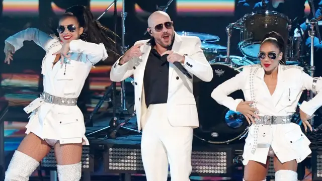 Pitbull, cantando "I Believe That We Will Win" ("Creo que ganaremos") en la ceremonia de los Latin Grammy 2020