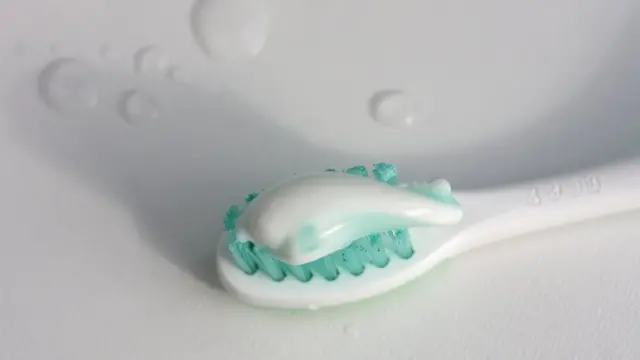 کی مسواک بزنیم