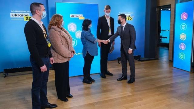 Президент Зеленський особисто привітав дві родини, які першими підписали договори іпотеки під 7% із Укргазбанком та ОТП банком