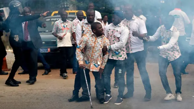 Des partisans de Guillaume Soro, dont son frère le député Soro Kanigui (au centre) face à la police ivoirienne à Abidjan.