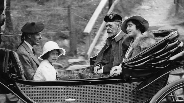 Принцесса Елизавета с королем Георгом V и родителями