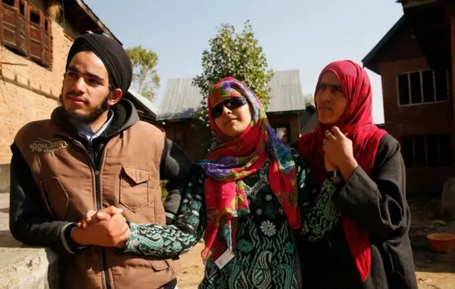 পরিবারের সঙ্গে ইনশা মুশতাক