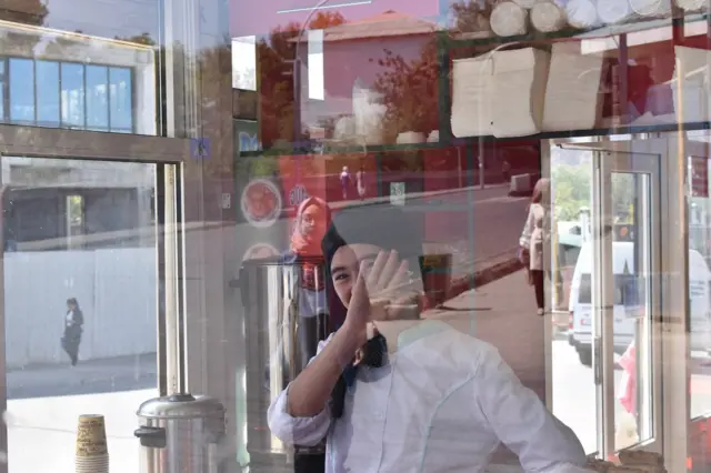 Кардарлар даамдуу тамак үчүн эле келбейт. Аларга жылуу мамиле дагы маанилүү. Официант кыздардын күлүп, жайнап турганы дагы ошондон болсо керек.