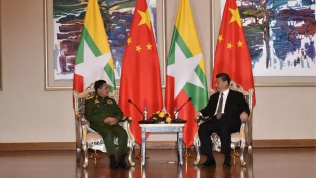 တပ်ချုပ်ဗိုလ်ချုပ်မှူးကြီးမင်းအောင်လှိုင်နဲ့ သမ္မတရှီ ဇန်နဝါရီ ၁၈ ရက်က တွေ့ဆုံစဉ် မြန်မာဘက်ရောက်လာတဲ့ တရုတ်လက်နက်ကိစ္စတွေ ဆွေးနွေးခဲ့