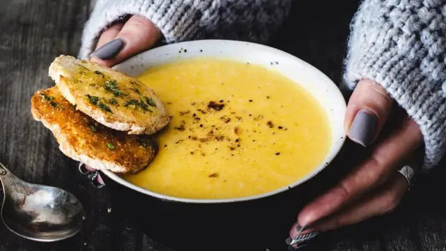 어떤 음식들은 과거와의 연관성을 통해 공동체 또는 소속감을 떠올리게 할 수도 있다