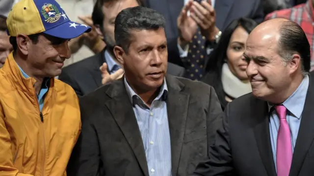 Henri Falcón (centro), Henrique Capriles y Julio Borges.