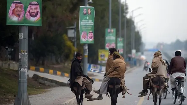 Pakistan sokaklarında Muhammed Bin Salman afişleri
