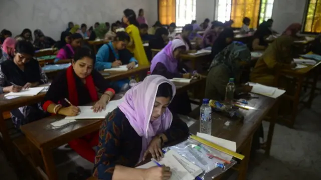 পরীক্ষা চলছে ক্লাসে।