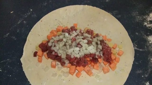 Корнуолльский пирог перед защипыванием