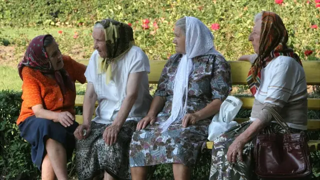 Бабусі на лавці