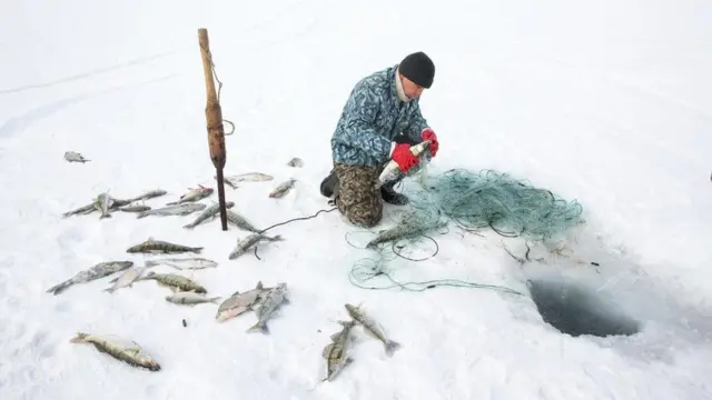 哈萨克斯坦这边的咸海一年四季都能捕鱼了，然而昔日家门口的水域，如今还得开车走20公里路才能到达