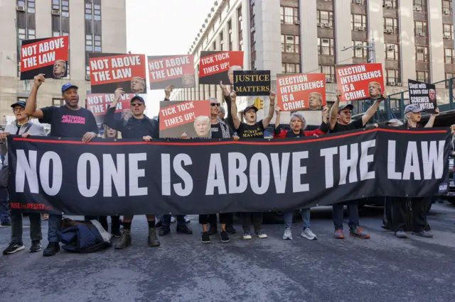 متظاهرون مناهضون للرئيس الأمريكي السابق دونالد ترامب يتجمعون خارج المحكمة الجنائية في نيويورك