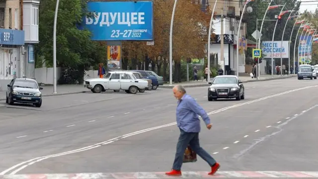Un homme traverse une rue de Melitopol le 26 septembre 2022.