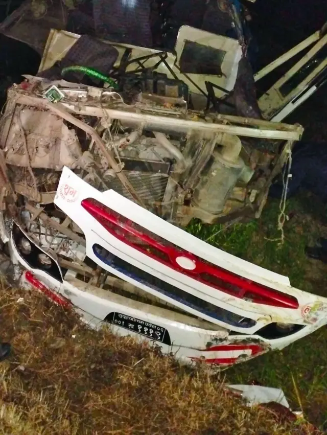 बैतडीमा दुर्घटनामा परेको बसको भग्नावशेष