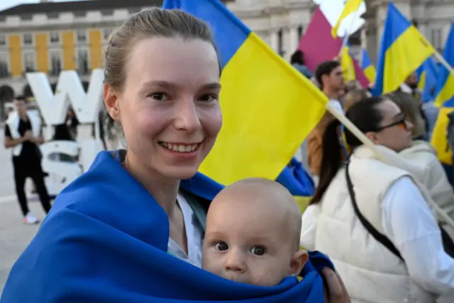 Bebé ucraniano con su hijo.